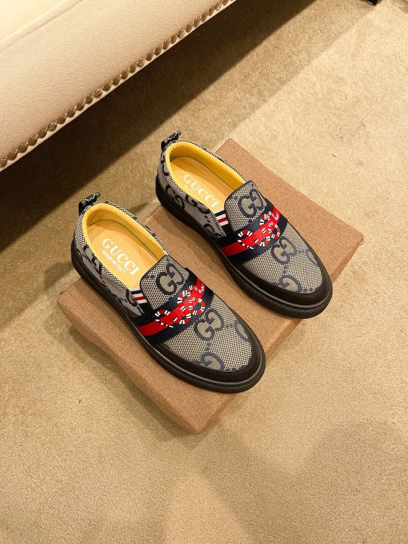 Factory price 400. [Gucci] Gucci's latest 🎁🎁 fashionable casual men's shoes 👟, hot style 💥 simple and elegant style, exclusive for trendy men. Unique official website latest brand 👑 original decoration, fashionable and generous, original cowhide leather ✅ breathable sheepskin lining, official website designated wear-resistant casual outsole, classic model taken in real life 🎬38-44. Can be customized45